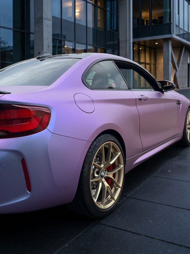 BMW M2 mit Flip-Folie und goldenen Felgen